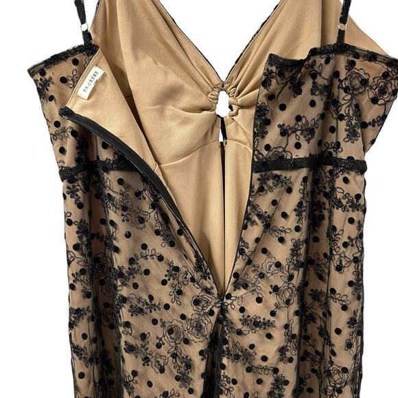 En crème Boutique Lace Overlay Long Dress W/ Keyhole Nude Black Spaghetti Strap - Picture 9 of 11